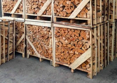 Brennholz in Kisten – Buche 25 cm fein gespalten